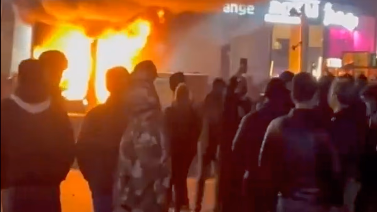 Video. Footage shows government buildings on fire in Iran amid ongoing protests