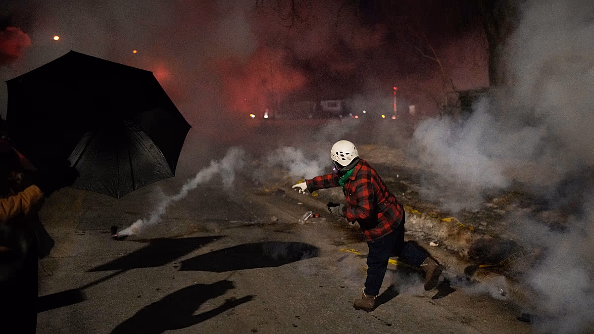 Video. USA: Protests erupt in Minneapolis after ice agents shoot man in the leg