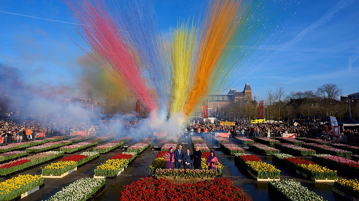 Video. Dutch National Tulip Day: 200,000 tulips handed out in Amsterdam