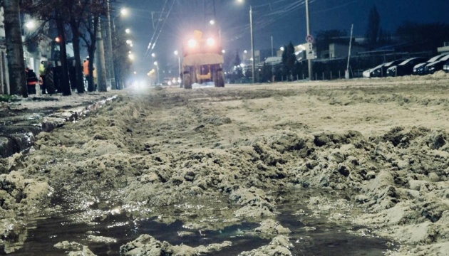 hundreds of tonnes of sand dumped on roads to prevent oil from entering river