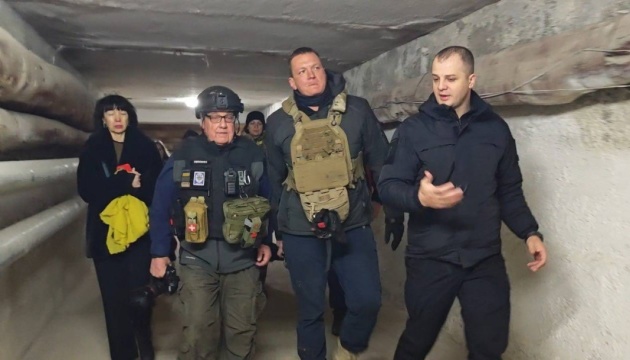 Howard Buffett visits Kherson, tours underground hospital, attends children’s celebration