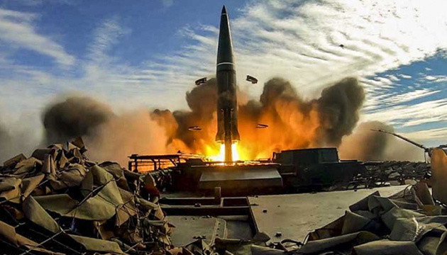 Russians strike apartment buildings in Kryvyi Rih with ballistic missiles, ten persons injured