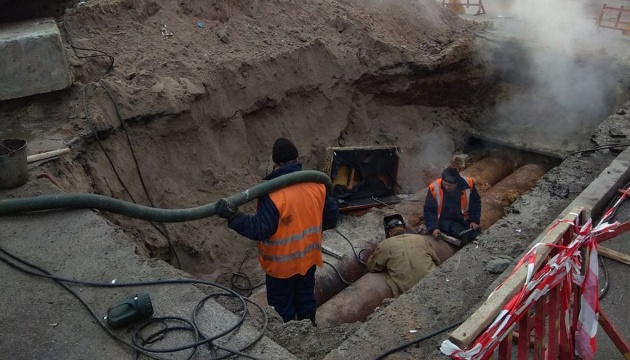 Klitschko shows utility workers restoring heat supply in Kyiv after Russian attack