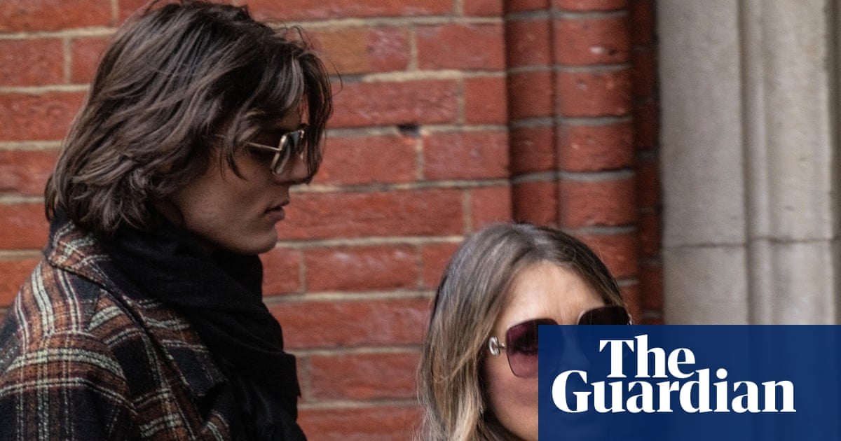 Liz Hurley accuses Daily Mail publisher of bugging windowsill | Daily Mail