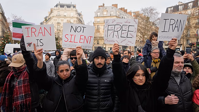 Thousands in Paris support Iranian protesters and exiled crown prince