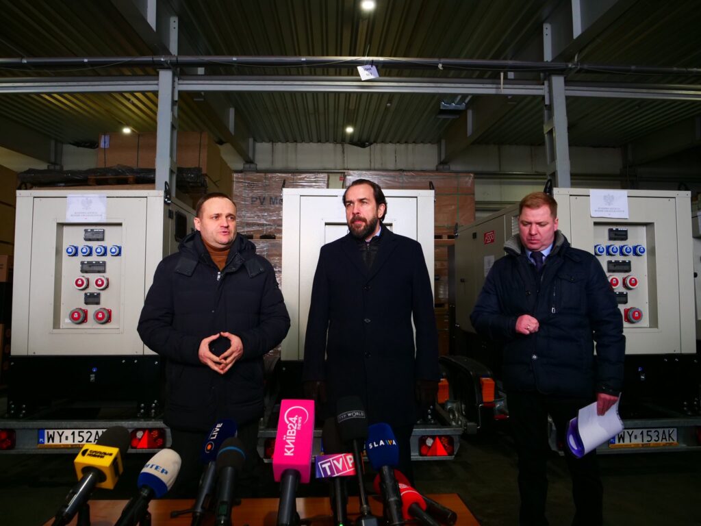 Poland delivers first generators to Kyiv as winter energy aid arrives from strategic reserves