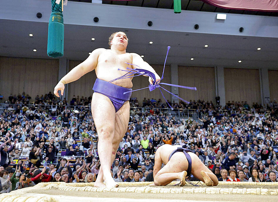 Ukrainian sumo wrestler wins 2nd straight title