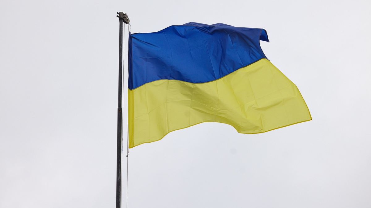 Khartiia brigade installs Ukrainian flag over Kupiansk city council building