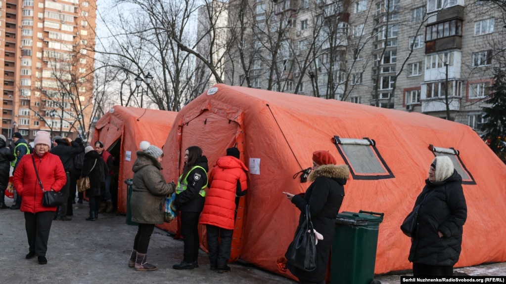 Kyiv restores heating to hundreds of apartment blocks after Russian attacks as –15°C cold persists
