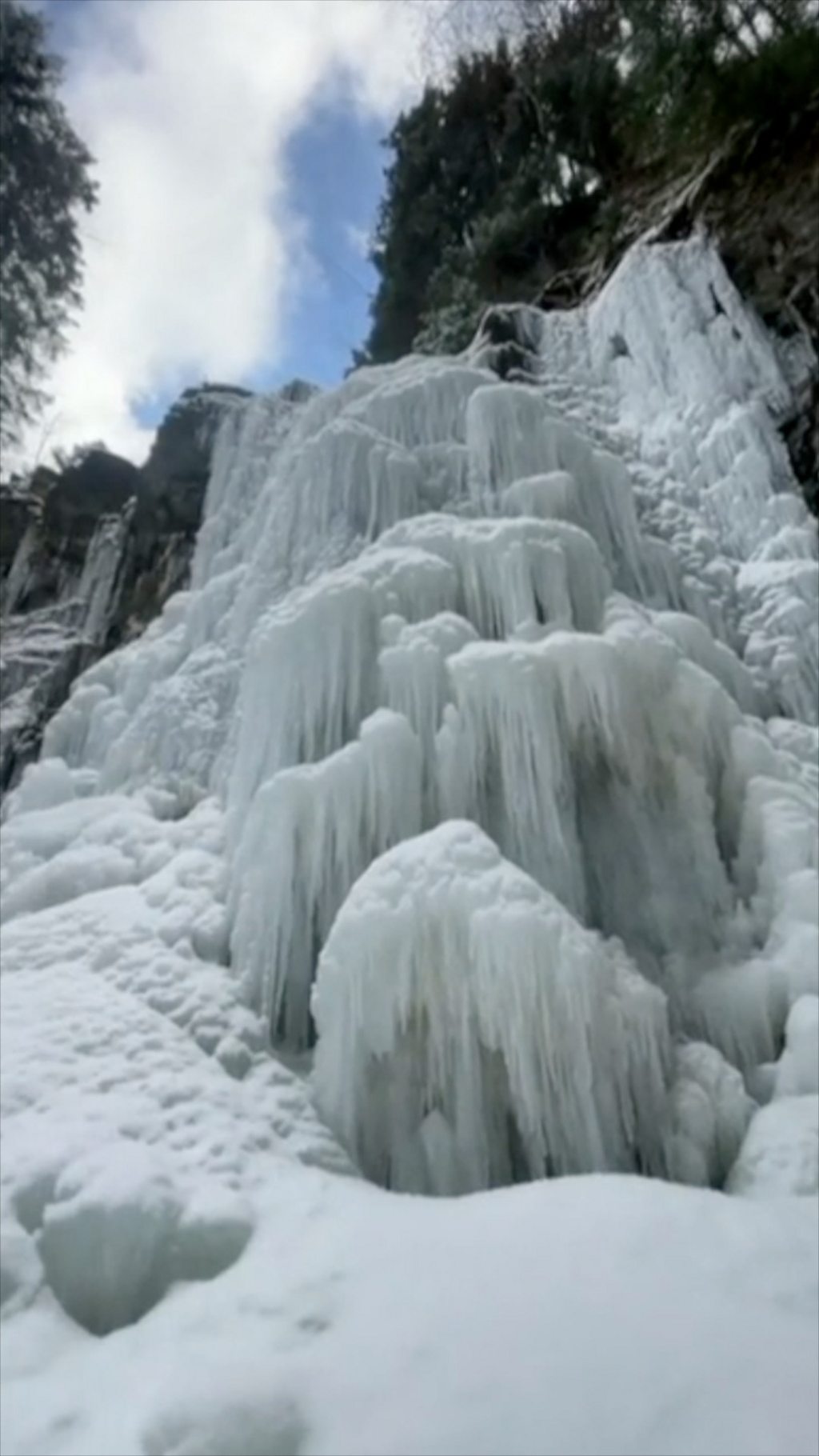 Waterfall in Ukraine completely freezes