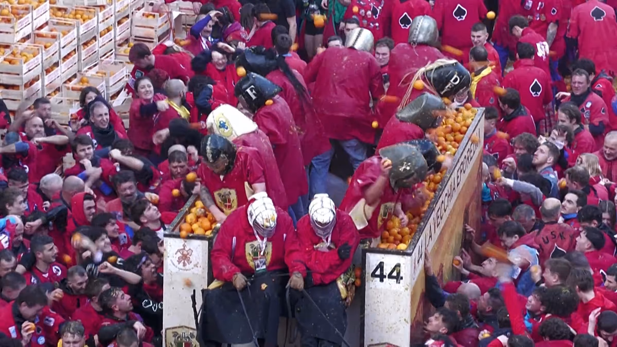 Video. Streets of Ivrea explode with flying oranges in a three-day carnival revolt