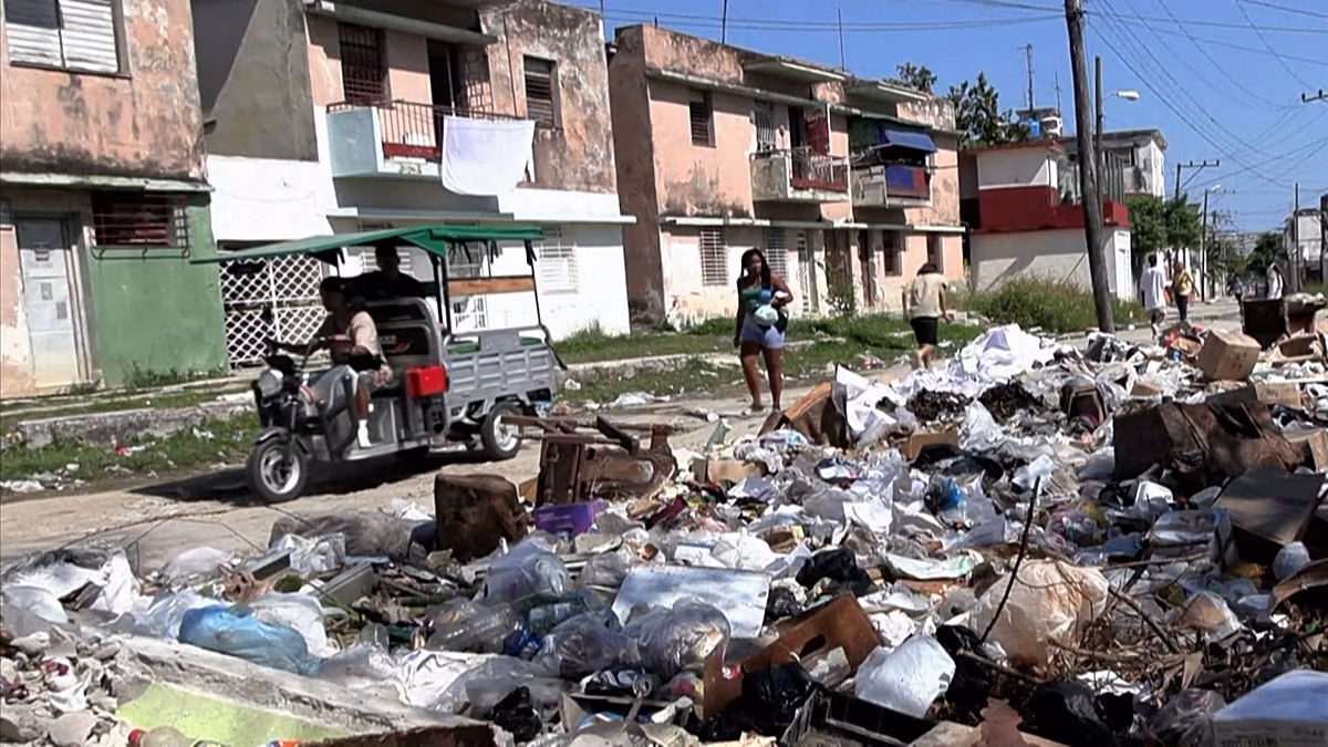 Video. Fuel shortages leave Havana streets piled with trash