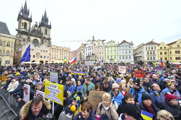 President Pavel walks among protesters as 800 rally in Prague on invasion anniversary