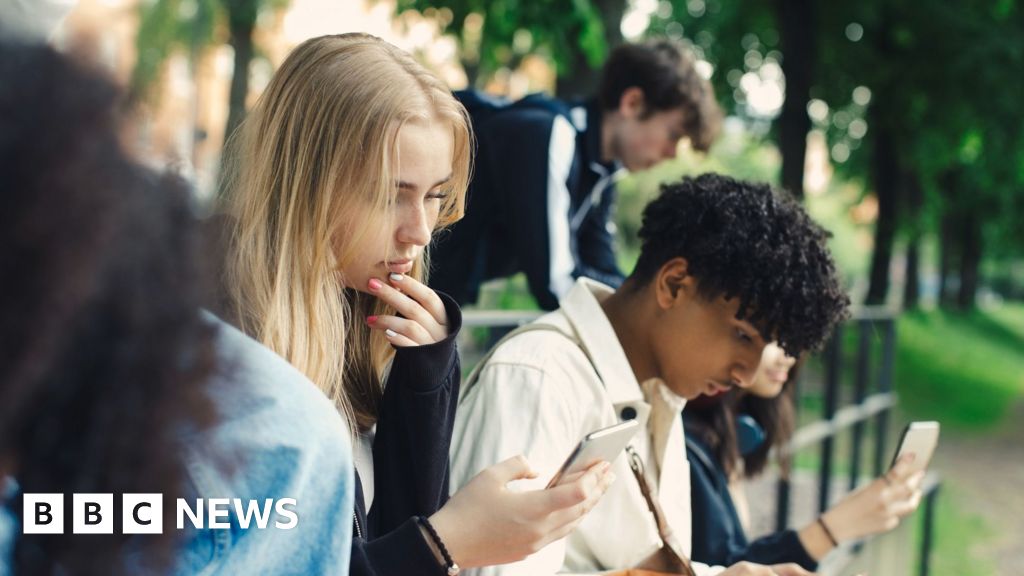 Spain announces plans to ban social media for under-16s