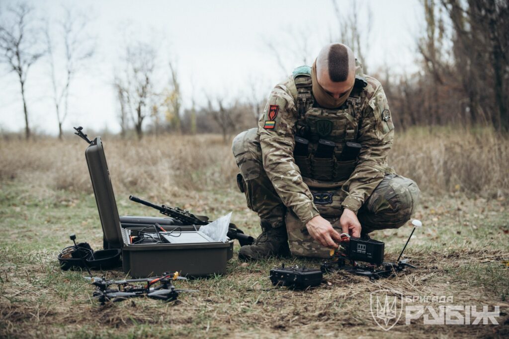 Ukrainian pilot spots open hatch on retreating Russian SPG — sends drone straight inside for kill (VIDEO)