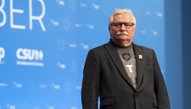 Wałęsa explains why he always wears Ukrainian flag pin
