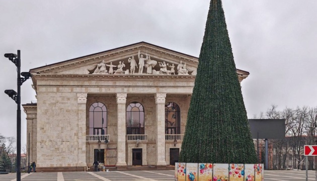 Occupiers in Mariupol illuminate drama theater where they killed 600 people with colors of Russian flag