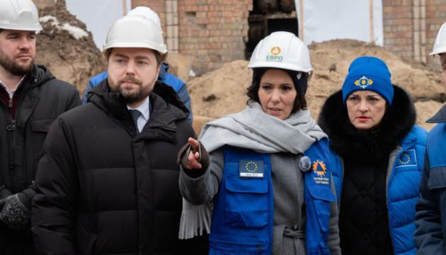 European Commissioner Lahbib inspects Darnytska CHP in Kyiv, damaged by Russian attacks