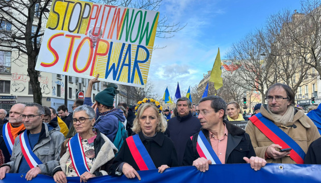 About 2,000 people join Ukrainian march in Paris marking fourth anniversary of Russia-Ukraine war