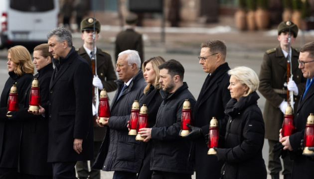 Zelensky honors memory of fallen heroes together with foreign guests on Maidan