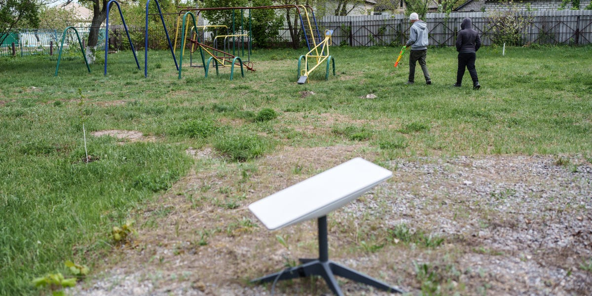 Ukraine Says Russian Troops Paid for Fake Starlink, Doxxed Themselves