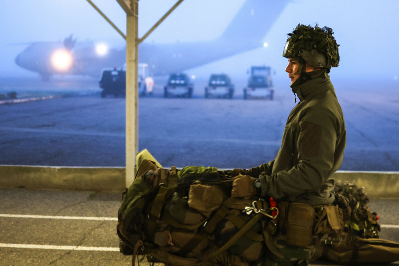 British and French paratroopers rehearse rapid deployment for possible Ukraine peacekeeping mission