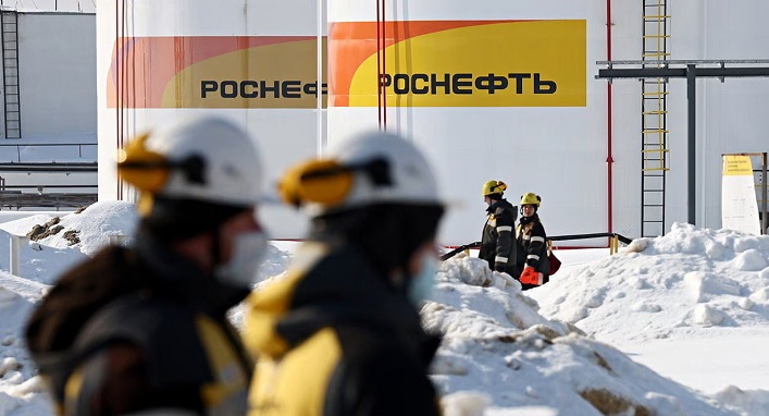 The US commits to lifting sanctions on Russian oil once the conflict with Ukraine ends.