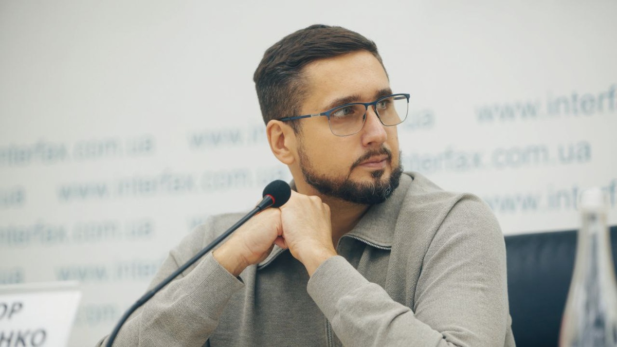 The great triangular geometry and the ukrainian knot