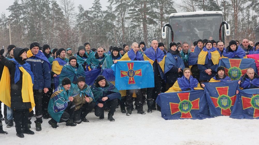 157 Ukrainians return from Russian captivity in first POW swap since October 2025 (PHOTOS)