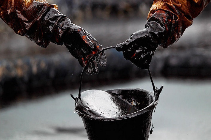 The tightening noose of sanctions is forcing Russia to offer increasingly deep discounts on its oil.