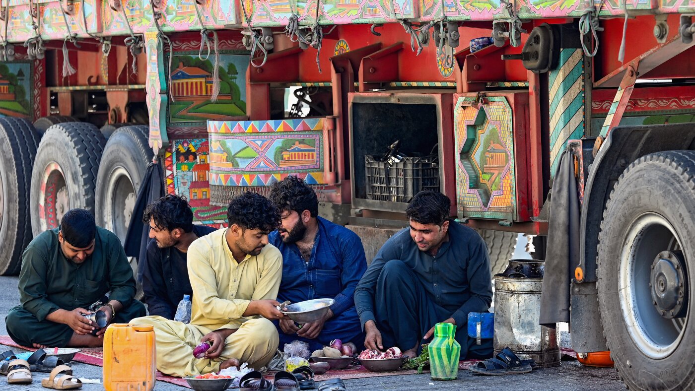 Pakistan-Afghanistan border closures paralyze trade along a key route : NPR