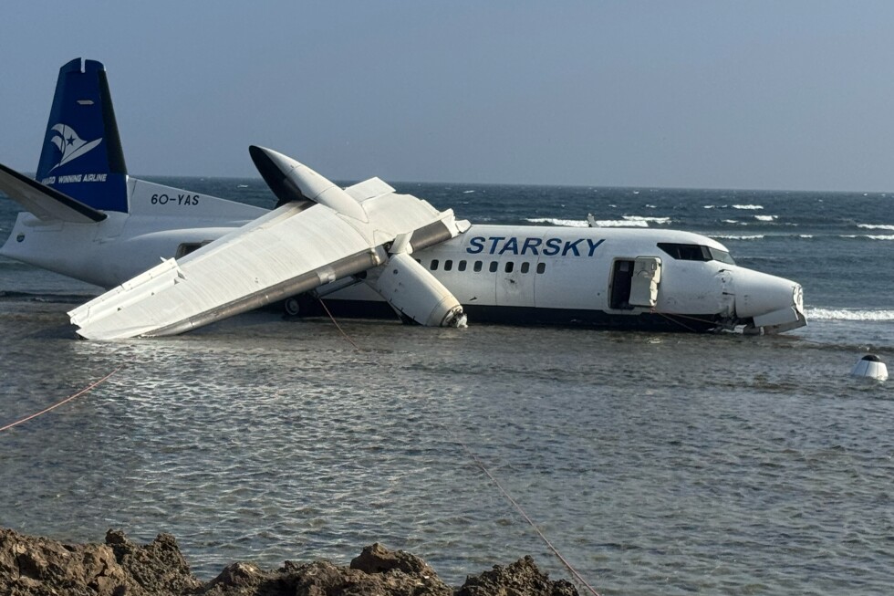 Passenger aircraft in Somalia veers off runway during emergency landing
