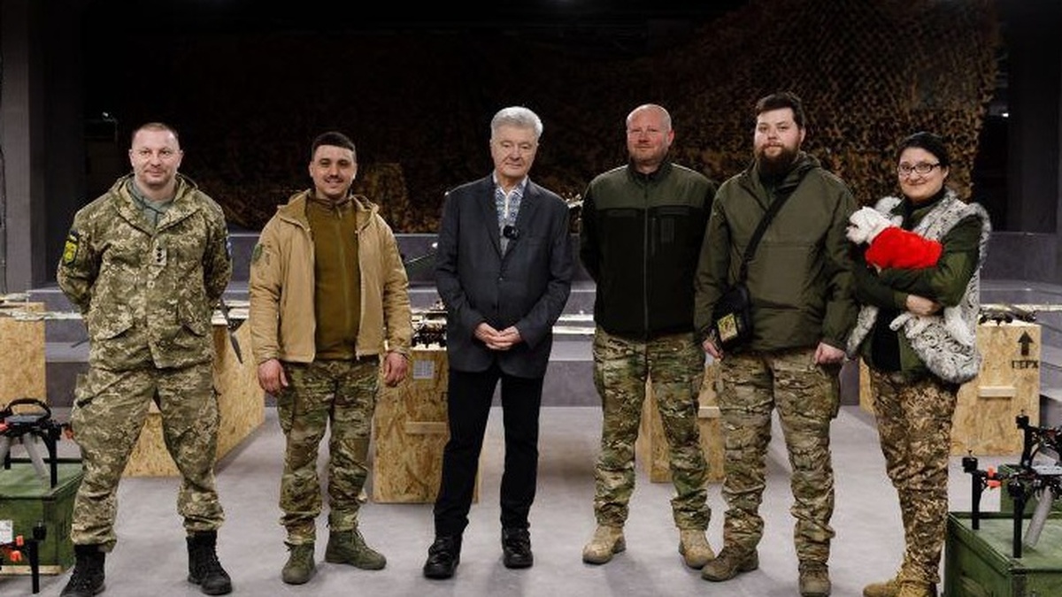 Poroshenko hands over drones to units where former MPs Barna and Solyar are fighting