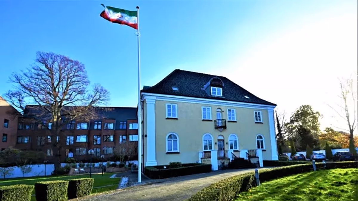 Iranian opposition’s Lion and Sun flag hoisted at Iranian Embassy in Copenhagen