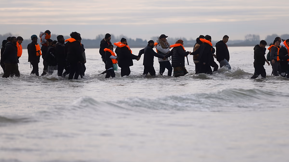 Video. France: Over 250 migrants cross Channel to England as calm seas return
