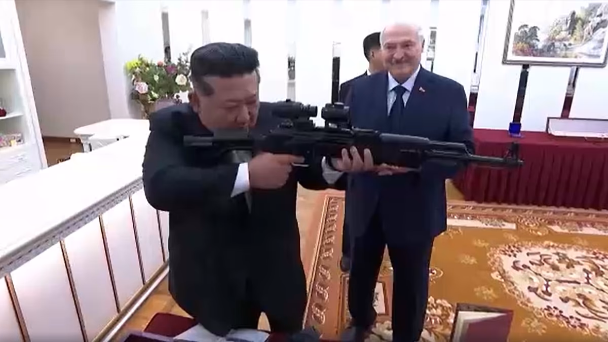 Video. Belarus’s Lukashenko gifts assault rifle to North Korea’s Kim Jong Un