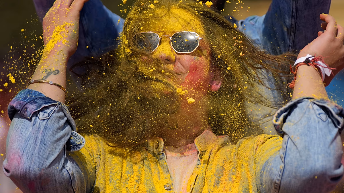 Video. India: Holi brings colour and crowds nationwide