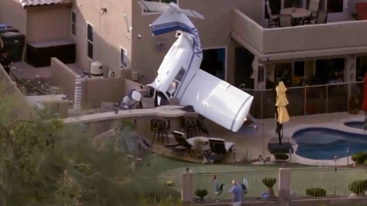 Video. Small plane crashes into two homes in Phoenix, three injured