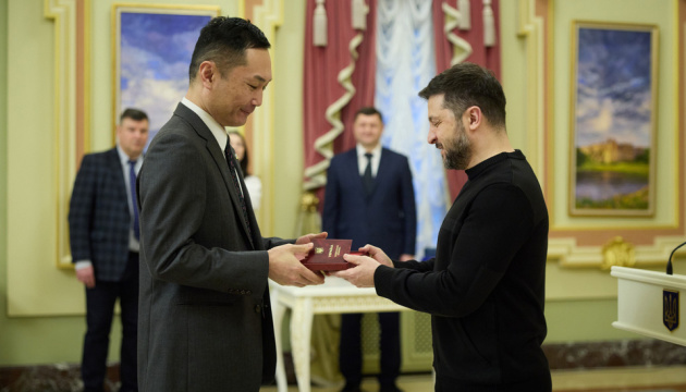 Zelensky presents state awards, Ukrinform journalist Takashi Hirano among recipients