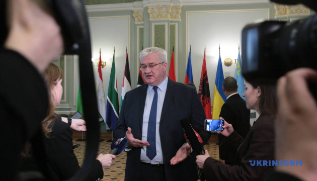 Seven cash collectors detained in Hungary returned to Ukraine – Sybiha