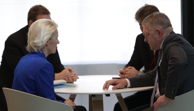 Von der Leyen meets Fico in Paris, discusses energy prices