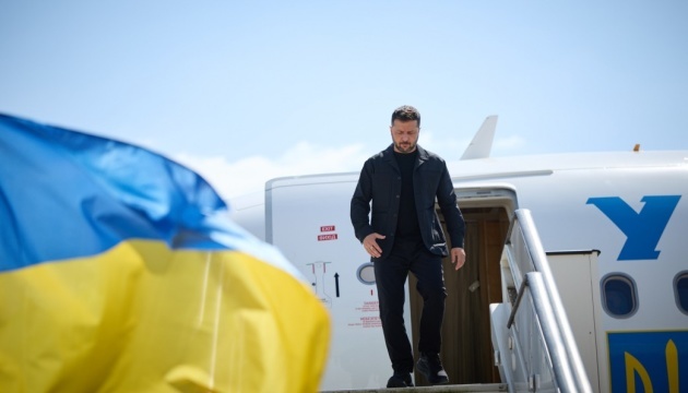 Zelensky arrives in Paris