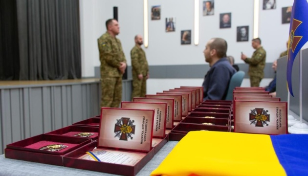 NG Commander Pivnenko meets soldiers released from captivity and presents awards