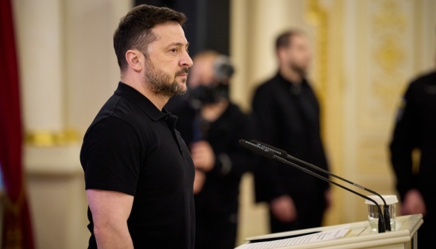 Zelensky honors civilian and military volunteers, presents awards to families of fallen