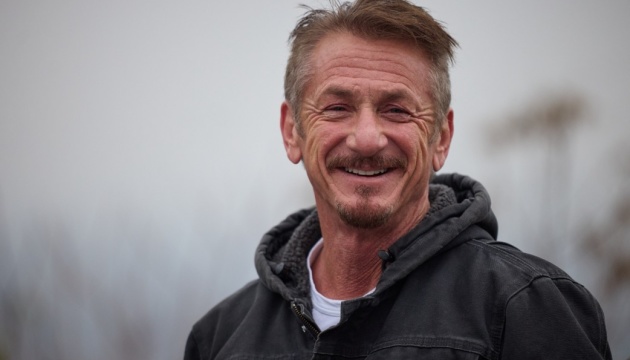 Ukrzaliznytsia presents Sean Penn with “Oscar” made from steel of railcar damaged in Russian attack