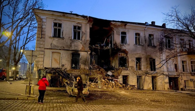 Russia’s nighttime attack on Odesa leaves 14 buildings and dormitory damaged