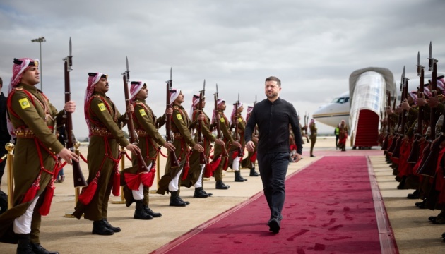 Zelensky arrives in Jordan