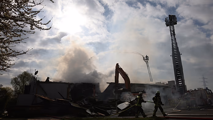 Hundreds evacuated as fire rips through German nightclub