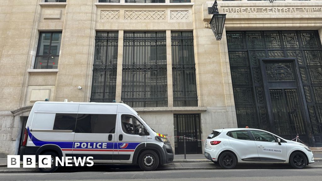 Three arrested in Paris after attempted bomb attack outside Bank of America – BBC