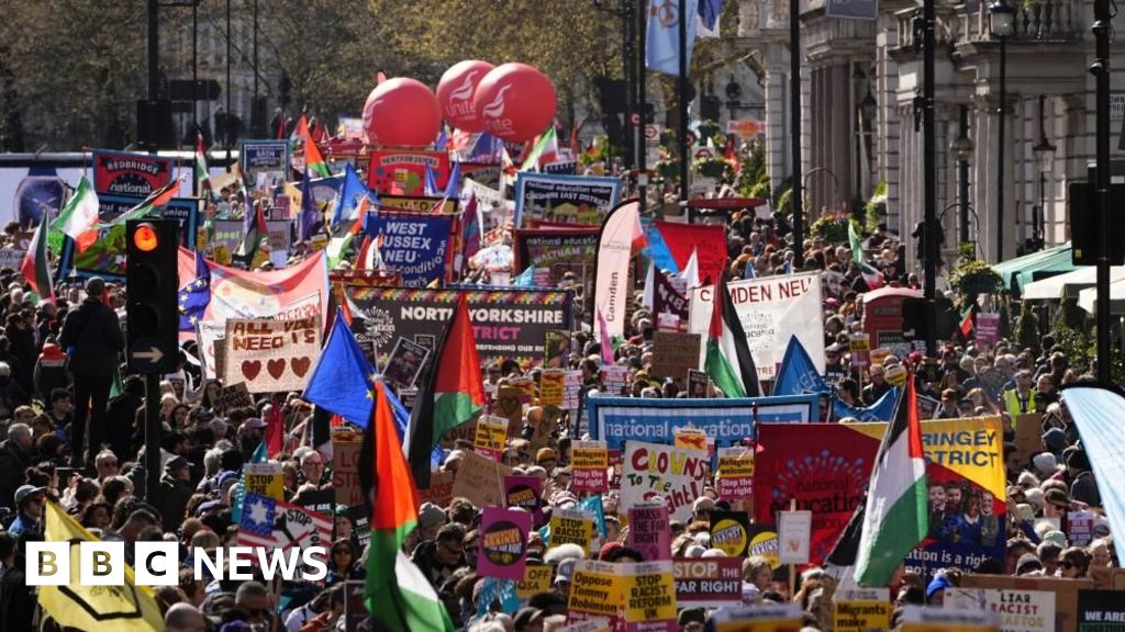 Thousands gather for anti far-right march in London – BBC